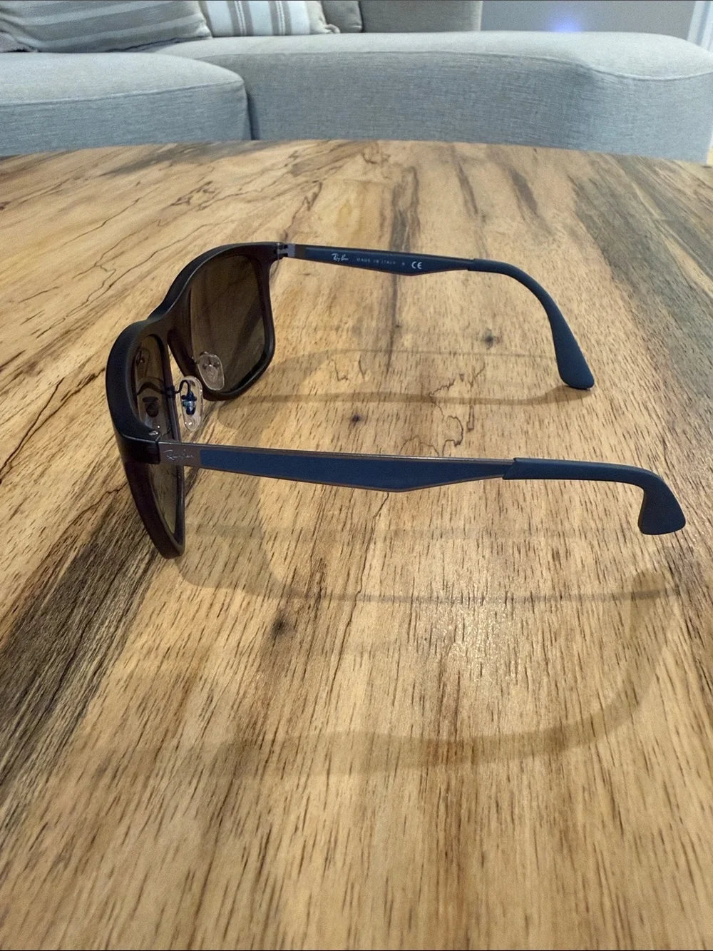 Ray-Ban Men’s Brown Polarized Sunglasses made in Italy